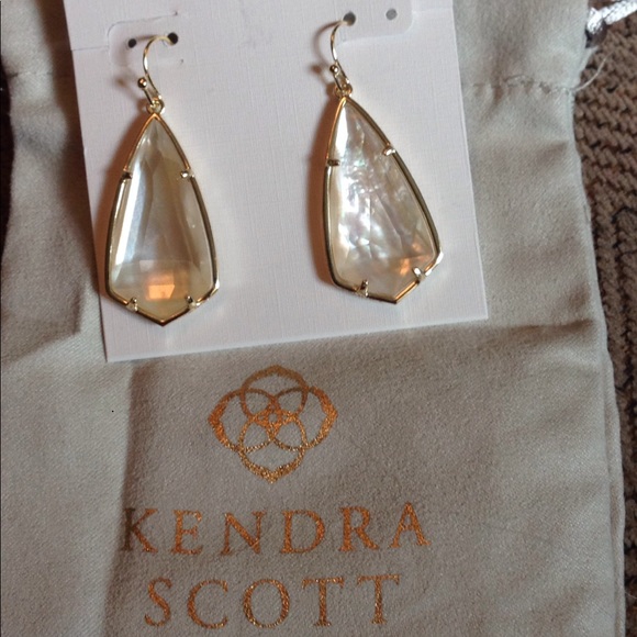 Kendra Scott Jewelry - Kendra Scott Carla earrings gold/ ivory pearl